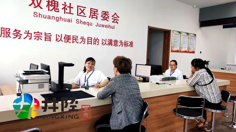 7月18日,我县在县城区设立的6个社区居委会已开始正常运行,并为居民